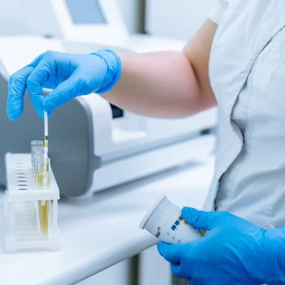 Personnel médical effectuant des tests en laboratoire
