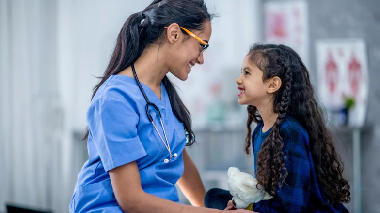 Infirmière et petite fille souriantes